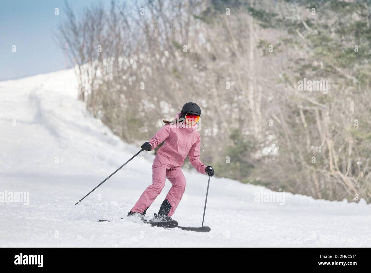 Skifahren - Frau auf Ski. Alpine Ski Concept - Skifahrer Skifahren auf Berg schneebedeckten Skipisten im Winter auf perfekten Pulverschnee genießen Stockfoto