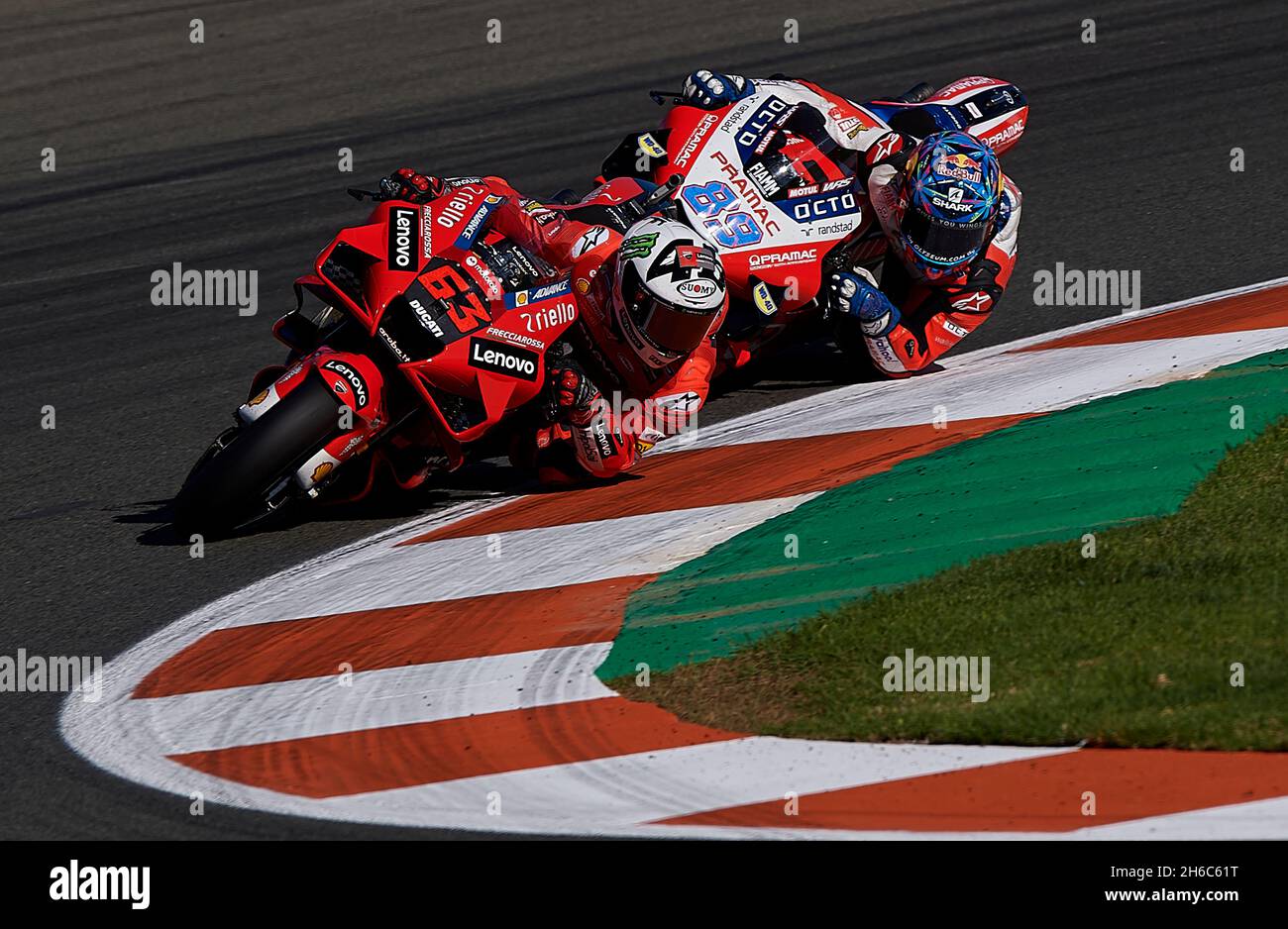 Valencia, Spanien. November 2021. Francesco Bagnaia (L) vom Ducati Lenovo Team tritt am 14. November 2021 beim MotoGP Valencia Grand Prix Valencia, Spanien, an. Quelle: Str/Xinhua/Alamy Live News Stockfoto