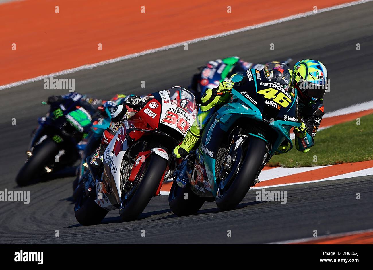 Valencia, Spanien. November 2021. Valentino Rossi (Front R) von Petronas Yamaha SRT tritt beim MotoGP Valencia Grand Prix Valencia, Spanien, am 14. November 2021 an. Quelle: Str/Xinhua/Alamy Live News Stockfoto