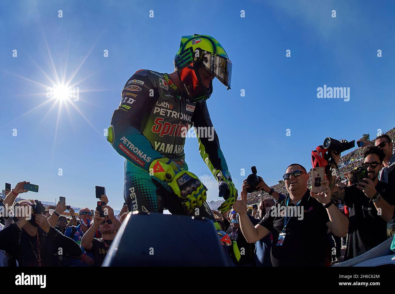 Valencia, Spanien. November 2021. Valentino Rossi von Petronas Yamaha SRT reagiert nach dem MotoGP Valencia Grand Prix Valencia, Spanien, am 14. November 2021. Quelle: Str/Xinhua/Alamy Live News Stockfoto