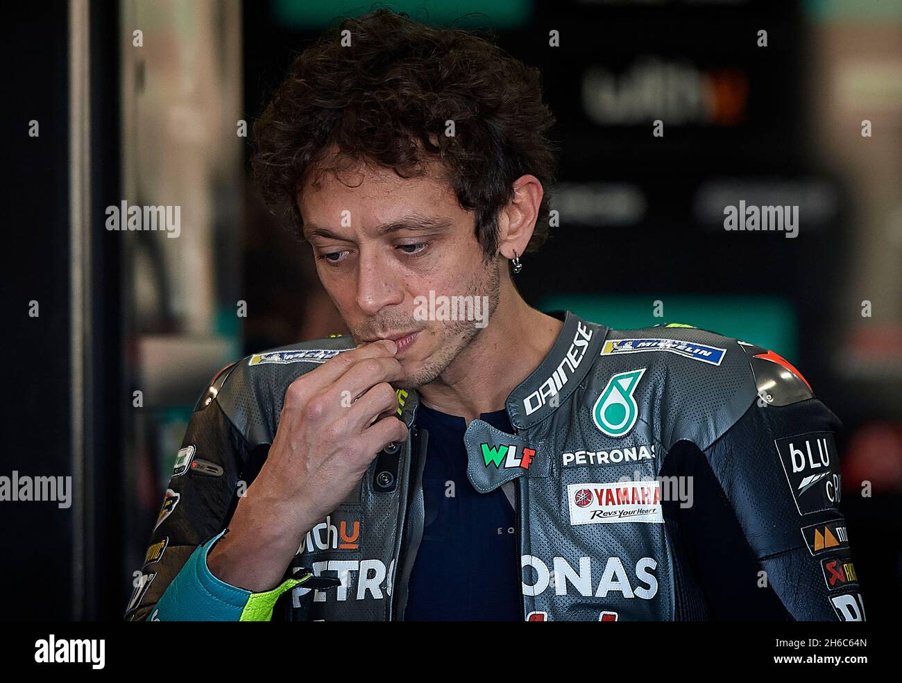 Valencia, Spanien. November 2021. Valentino Rossi von Petronas Yamaha SRT reagiert vor dem MotoGP Valencia Grand Prix Valencia, Spanien, am 14. November 2021. Quelle: Str/Xinhua/Alamy Live News Stockfoto