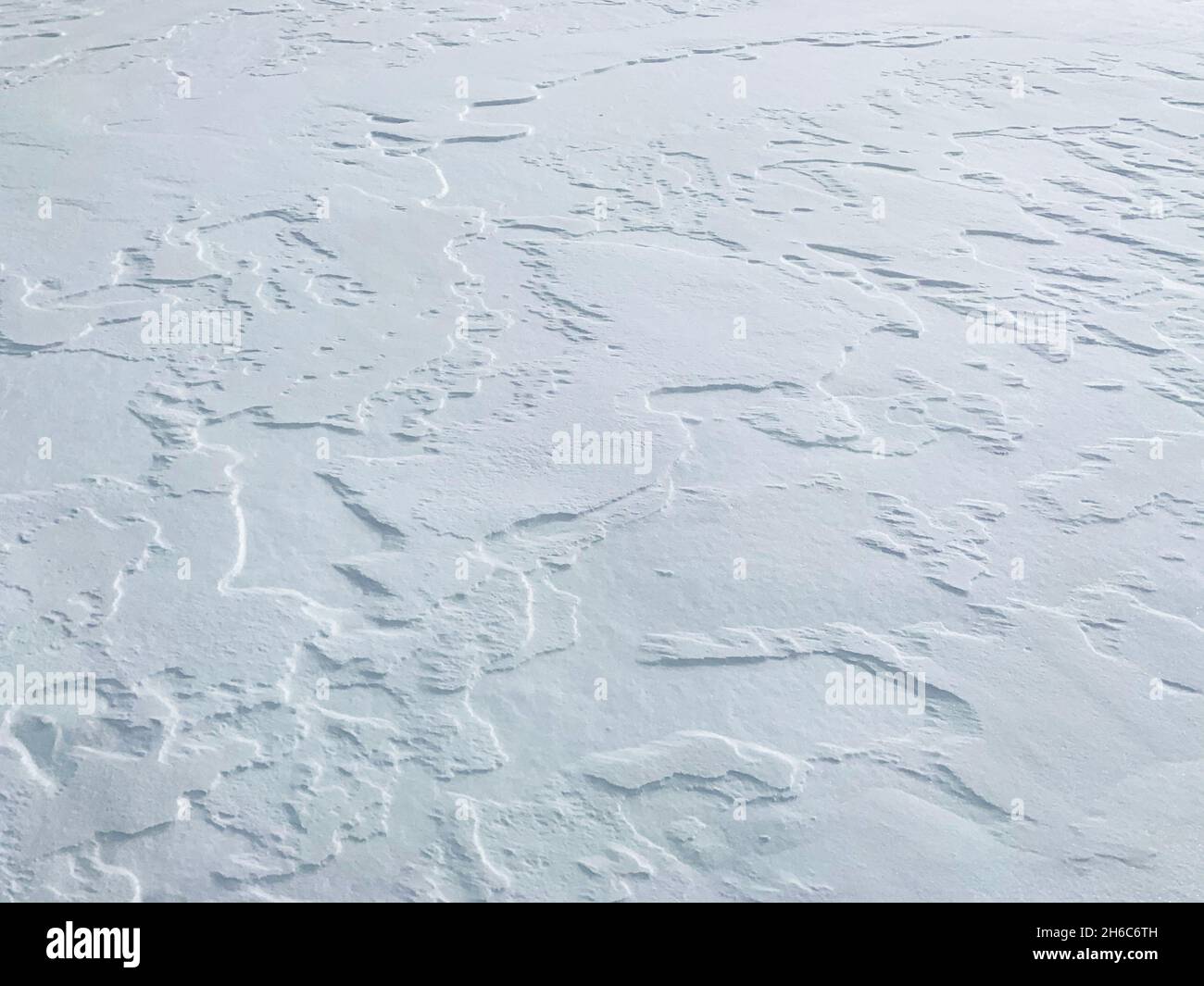 Verschneite Oberfläche mit perspektivischer Neigung. Mit mehr Schärfe im Vordergrund. Stockfoto