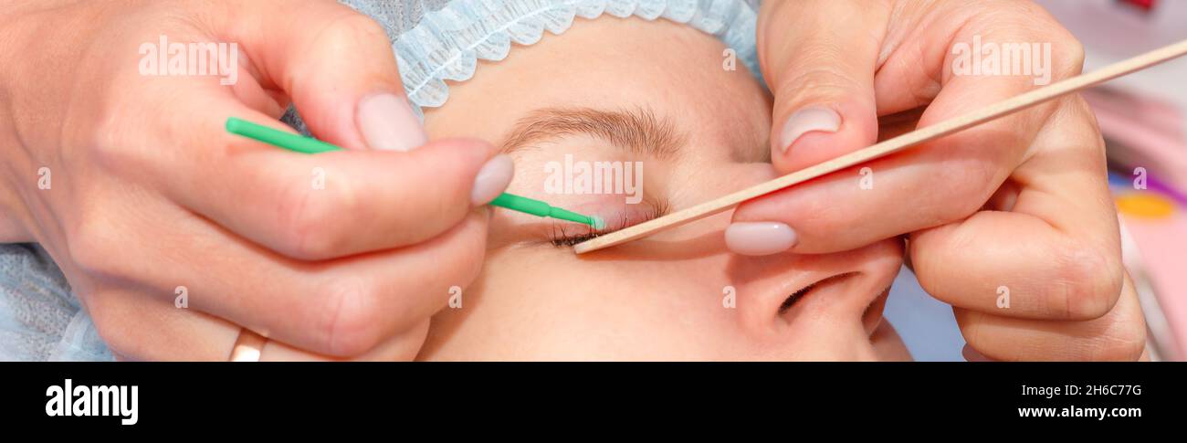 Professionelle Haut- und Augenpflege. Verlängerungsverfahren, Wimpern-Entfernung in einem Schönheitssalon. Schön mit professioneller Haut für das Gesundheitswesen Design. Auge ca. Stockfoto