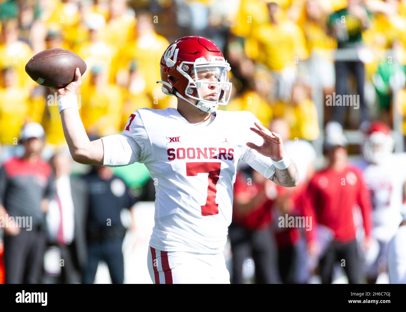 Waco, Texas, USA. November 2021. Oklahoma Sooners Quarterback Spencer Rattler (7) rollt während des NCAA-Fußballspiels in der 2. Hälfte zwischen den Oklahoma Sooners und den Baylor Bears im McLane Stadium in Waco, Texas, aus. Matthew Lynch/CSM/Alamy Live News Stockfoto