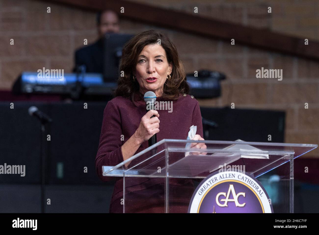 New York, USA. November 2021. Die Gouverneurin Kathy Hochul spricht während des Besuchs in der Großraum-Allen-A. M. E.-Kathedrale in New York am 14. November 2021. (Foto von Lev Radin/Sipa USA) Quelle: SIPA USA/Alamy Live News Stockfoto