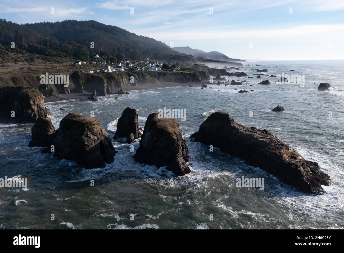 Der ruhige Pazifik fließt an die zerklüftete Küste Nordkaliforniens in Westport. Der Pacific Coast Highway verläuft entlang dieser malerischen Region. Stockfoto