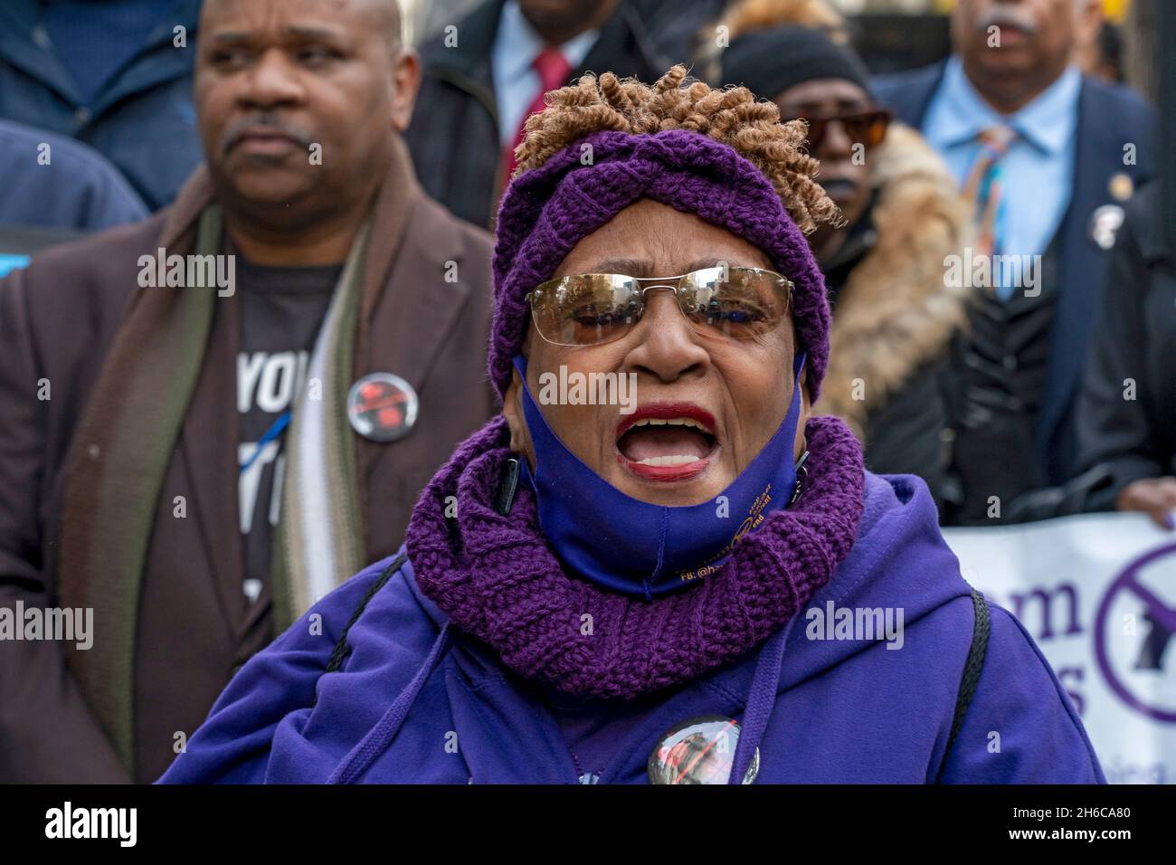 NEW YORK, NY - 14. NOVEMBER: Jackie Rowe-Adams, Mitbegründerin von Harlem Mothers S.A.V.E, spricht während einer Kundgebung im City Hall Park am 14. November 2021 in New York City. Aktivisten gegen Waffengewalt veranstalteten eine Kundgebung zur Unterstützung des gewählten Bürgermeisters Eric Adams, Der von dem New Yorker BLM-Mitbegründer Hawk Newsome bedroht wurde, der gelobte, dass es zu „Unruhen“, „Feuer“ und „Blutvergießen“ kommen wird, wenn der gewählte Bürgermeister Eric Adams sein Versprechen einhält, Zivilpolizisten zur Bekämpfung der Kriminalität zurückzubringen, um gegen die Zunahme von Gewaltverbrechen in New York zu kämpfen. Eine Koalition aus schwarzen und braunen Gemeindeaktivisten zeigt Solidarität mit dem Bürgermeister-Elec Stockfoto