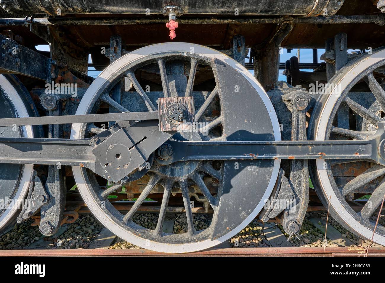 Nahaufnahme der Antriebsräder einer antiken Dampflokomotive. Stockfoto