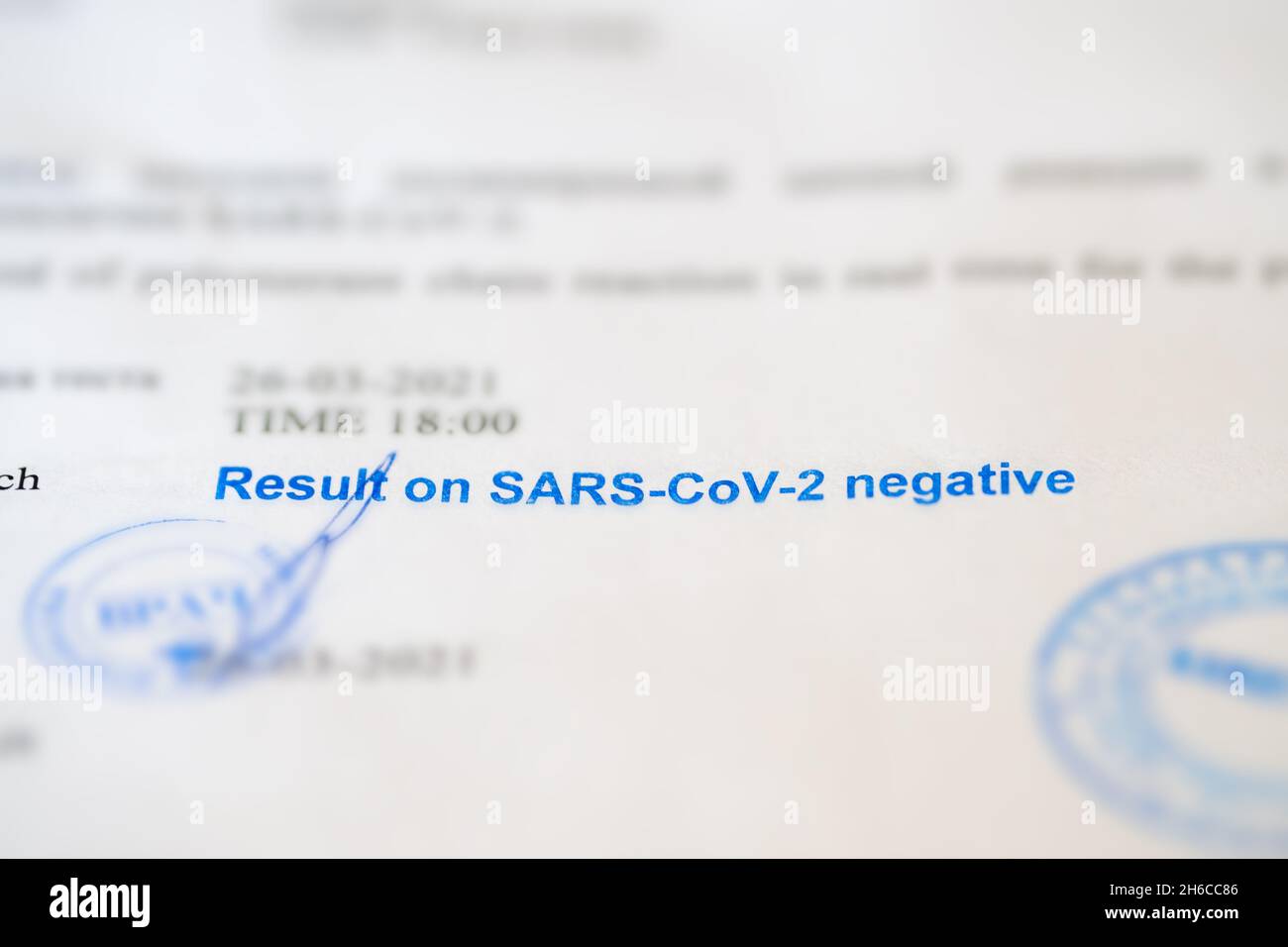 Covid-19-Testzertifikat mit negativem Ergebnis Stockfoto