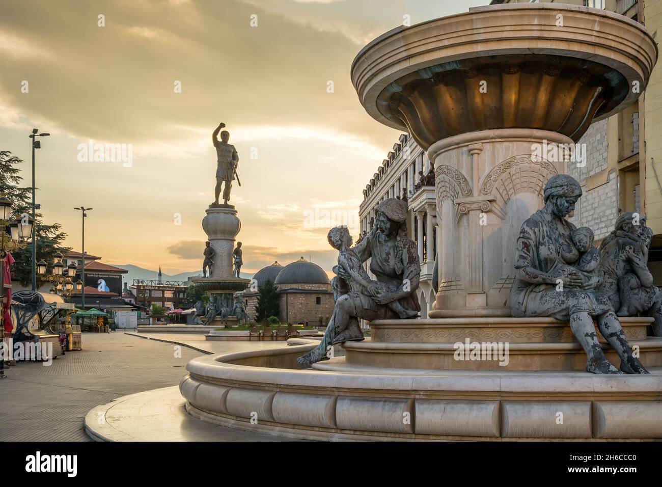 Kriegerdenkmal und andere Skulpturen im Stadtzentrum von Skopje im Sommer Stockfoto