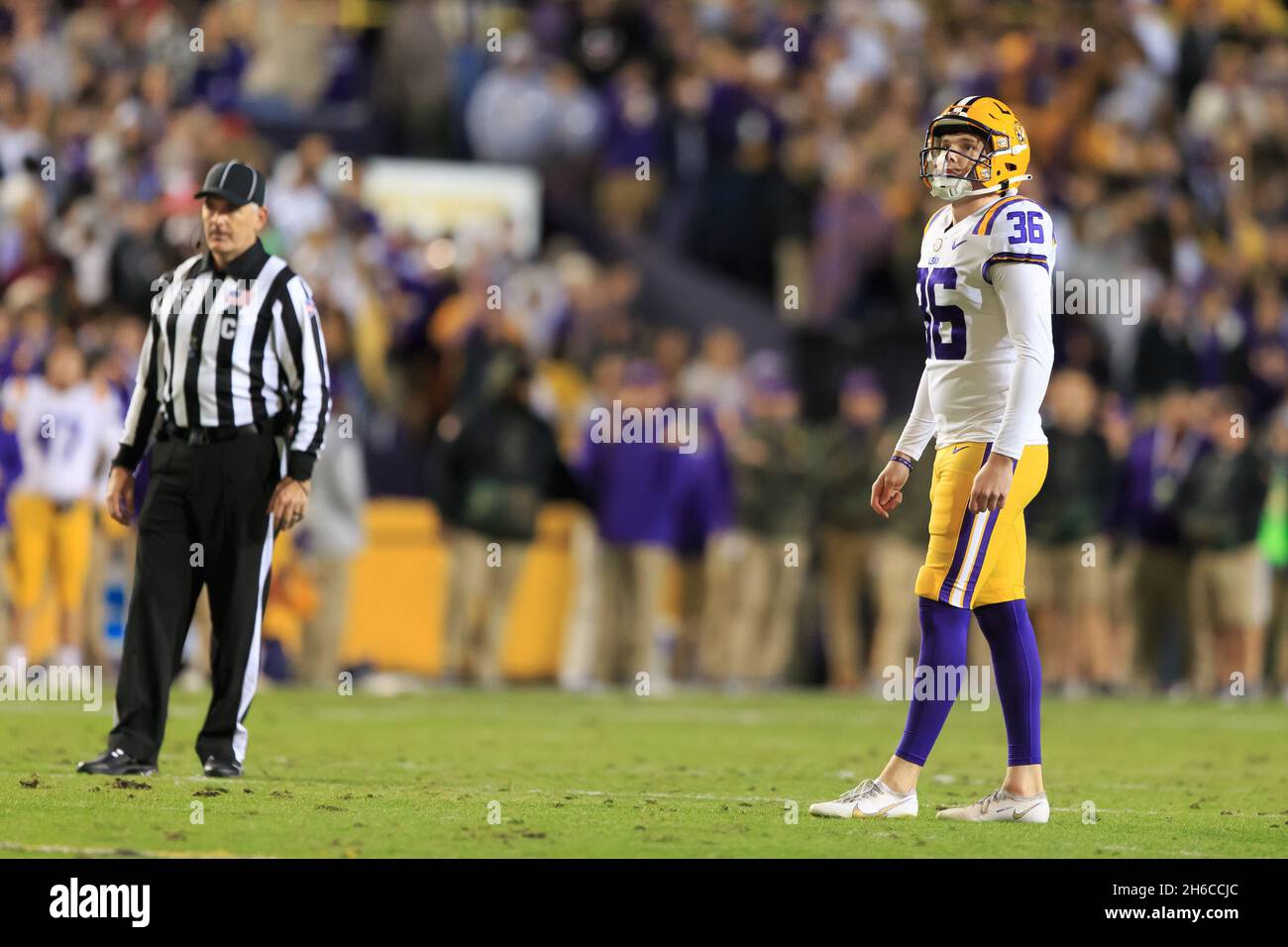 LSU Tigers Place Kicker Cade York (36) bereitet sich darauf vor, ein Feldtor gegen Arkansas zu schießen, Samstag, 13. November 2021, in Baton Rouge, Louisiana. (Kirk Meche Stockfoto