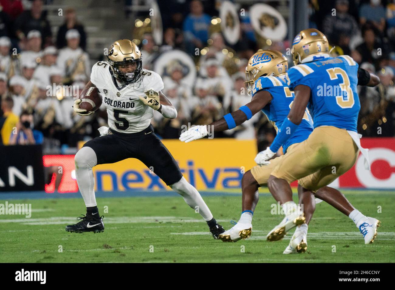 Colorado Buffaloes Breitempfänger La'Vantae Shenault (5) läuft den Ball, nachdem er während eines NCAA-Fußballspiels gegen die UCLA Bruins, Saturd, einen Fang gemacht hat Stockfoto