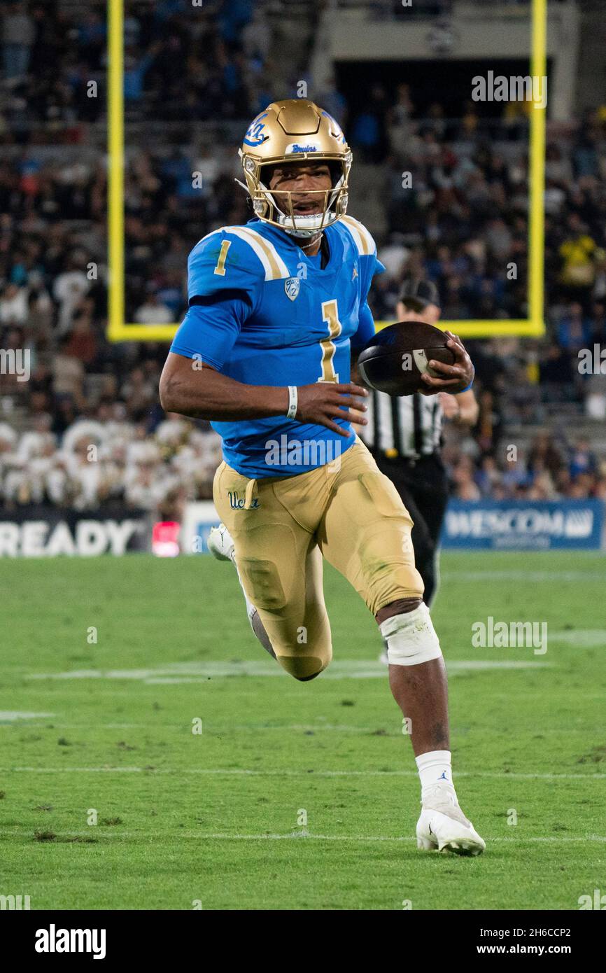 UCLA Bruins Quarterback Dorian Thompson-Robinson (1) spielt den Ball für einen Touchdown während eines NCAA-Fußballspiels gegen die Colorado-Büffel Saturda Stockfoto