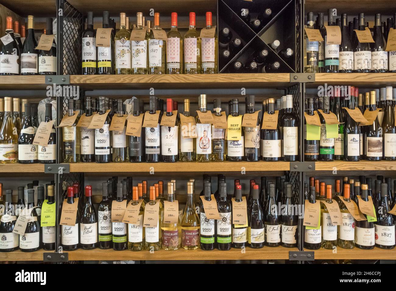 Vielfalt an modernem moldawischem Wein in den Regalen des Weinladens in Chisinau, Moldawien Stockfoto