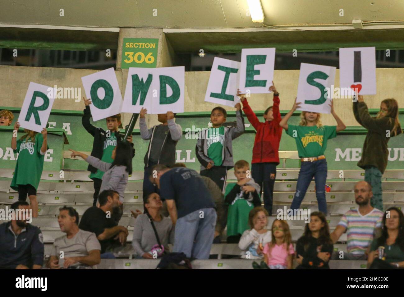 St. Petersburg, FL, USA; das Tampa Bay Little Rowdies Team, trainiert von Verteidiger Forrest Lasso (3), jubelt während eines USL Champi für das Team und ihren Trainer Stockfoto