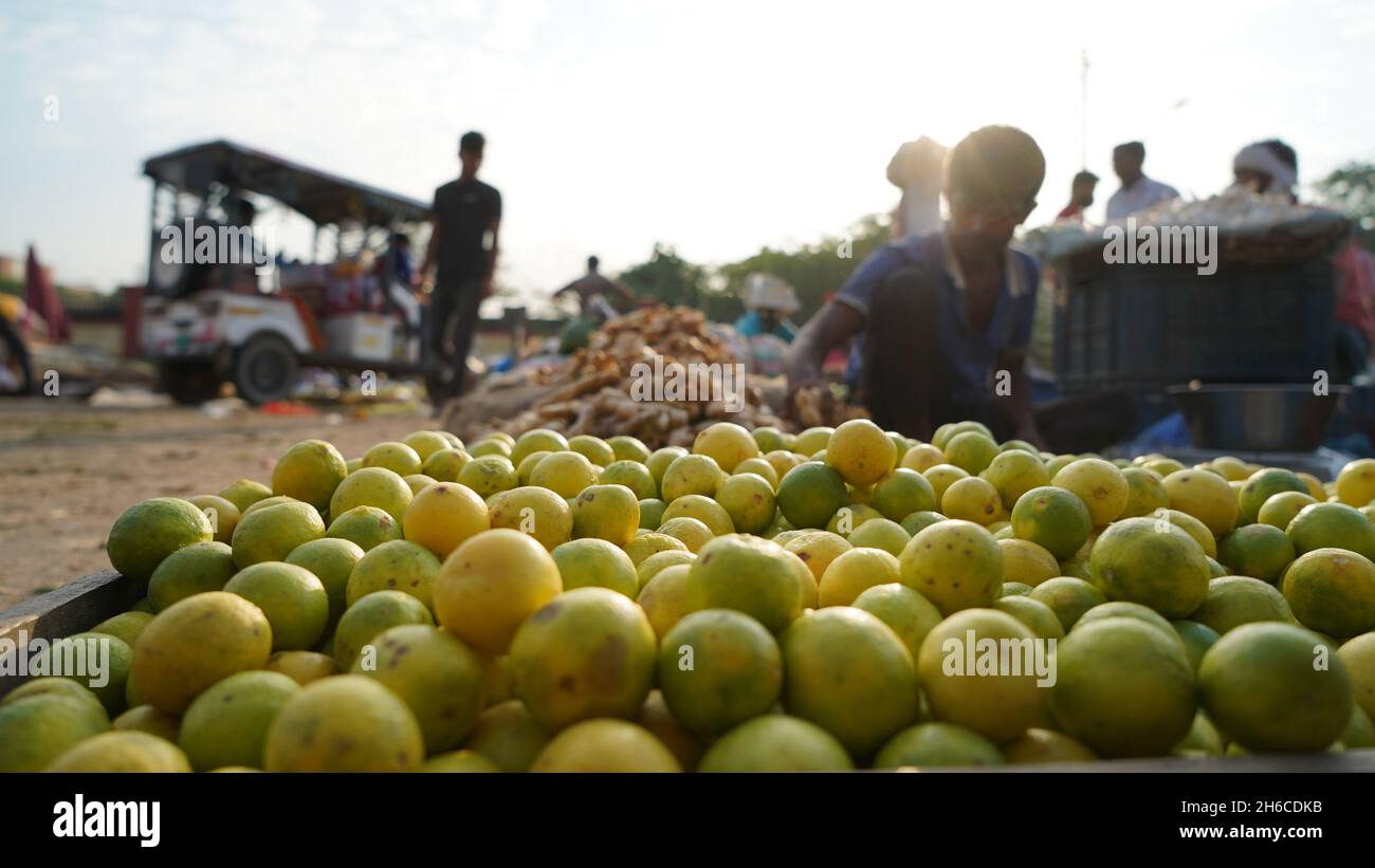 Hochauflösendes Bild: Frische Zitronen auf einem lebhaften Gemüsemarkt Stockfoto