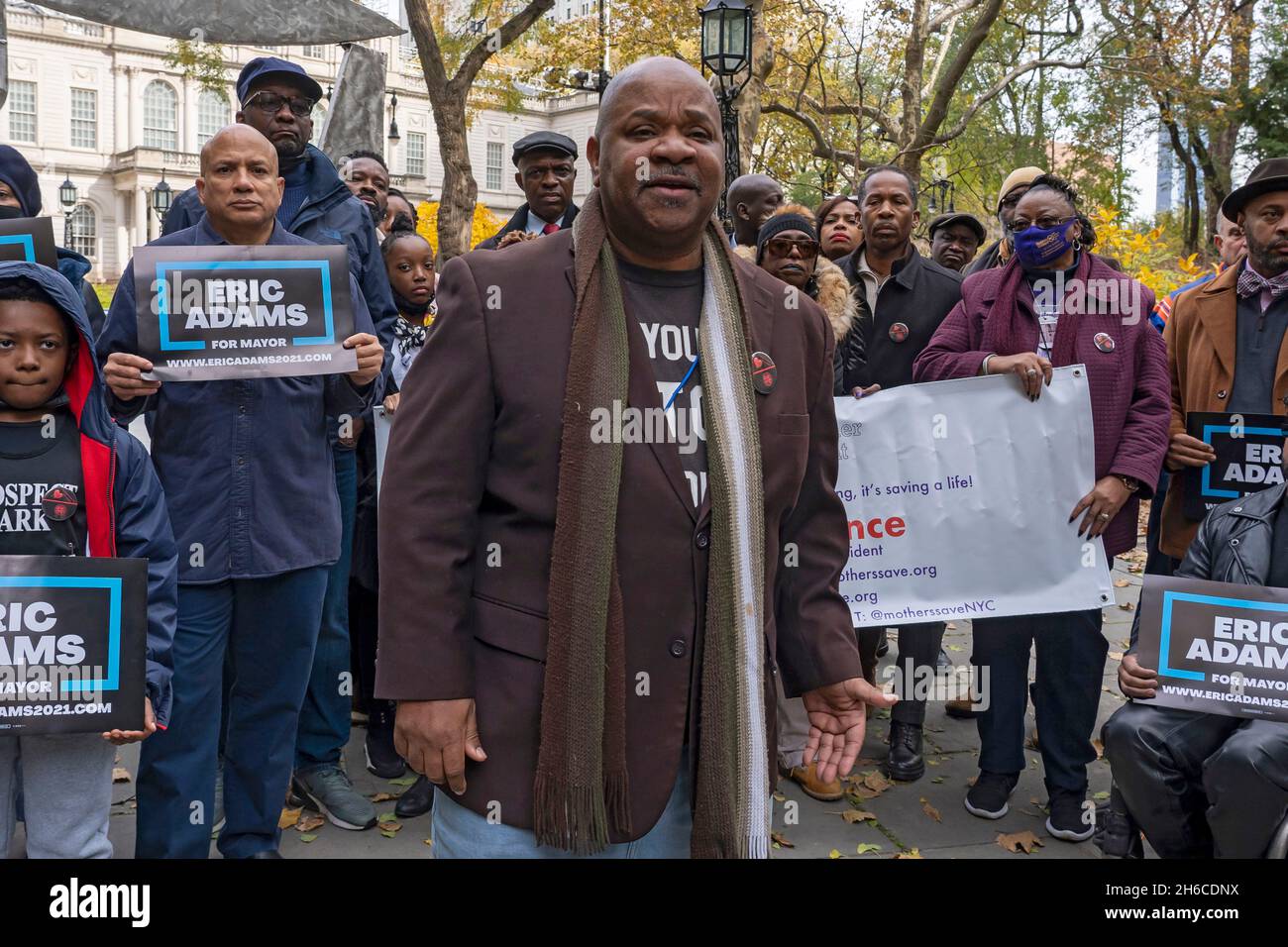 Geoffrey Davis, Executive Director der James E. Davis Stop Violence Foundation, spricht während einer Kundgebung im City Hall Park in New York City. Aktivisten gegen Waffengewalt veranstalteten eine Kundgebung zur Unterstützung des gewählten Bürgermeisters Eric Adams, Der von dem New Yorker BLM-Mitbegründer Hawk Newsome bedroht wurde, der gelobte, dass es zu „Unruhen“, „Feuer“ und „Blutvergießen“ kommen wird, wenn der gewählte Bürgermeister Eric Adams sein Versprechen einhält, Zivilpolizisten zur Bekämpfung der Kriminalität zurückzubringen, um gegen die Zunahme von Gewaltverbrechen in New York zu kämpfen. Eine Koalition aus schwarzen und braunen Gemeindeaktivisten zeigt Solidarität mit dem gewählten Bürgermeister Eric Adams und seinem Plan Stockfoto