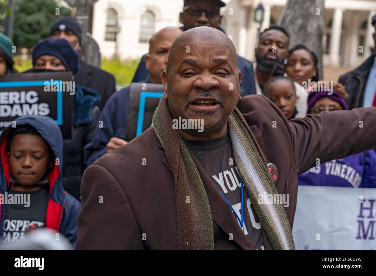 Geoffrey Davis, Executive Director der James E. Davis Stop Violence Foundation, spricht während einer Kundgebung im City Hall Park in New York City. Aktivisten gegen Waffengewalt veranstalteten eine Kundgebung zur Unterstützung des gewählten Bürgermeisters Eric Adams, Der von dem New Yorker BLM-Mitbegründer Hawk Newsome bedroht wurde, der gelobte, dass es zu „Unruhen“, „Feuer“ und „Blutvergießen“ kommen wird, wenn der gewählte Bürgermeister Eric Adams sein Versprechen einhält, Zivilpolizisten zur Bekämpfung der Kriminalität zurückzubringen, um gegen die Zunahme von Gewaltverbrechen in New York zu kämpfen. Eine Koalition aus schwarzen und braunen Gemeindeaktivisten zeigt Solidarität mit dem gewählten Bürgermeister Eric Adams und seinem Plan Stockfoto