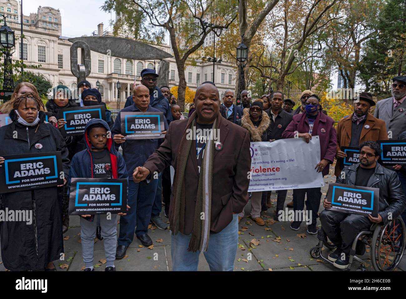 Geoffrey Davis, Executive Director der James E. Davis Stop Violence Foundation, spricht während einer Kundgebung im City Hall Park in New York City. Aktivisten gegen Waffengewalt veranstalteten eine Kundgebung zur Unterstützung des gewählten Bürgermeisters Eric Adams, Der von dem New Yorker BLM-Mitbegründer Hawk Newsome bedroht wurde, der gelobte, dass es zu „Unruhen“, „Feuer“ und „Blutvergießen“ kommen wird, wenn der gewählte Bürgermeister Eric Adams sein Versprechen einhält, Zivilpolizisten zur Bekämpfung der Kriminalität zurückzubringen, um gegen die Zunahme von Gewaltverbrechen in New York zu kämpfen. Eine Koalition aus schwarzen und braunen Gemeindeaktivisten zeigt Solidarität mit dem gewählten Bürgermeister Eric Adams und seinem Plan Stockfoto