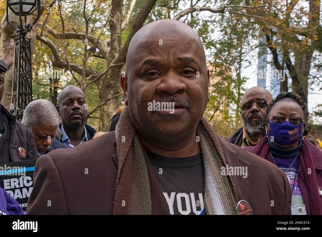 Geoffrey Davis, Executive Director der James E. Davis Stop Violence Foundation, spricht während einer Kundgebung im City Hall Park in New York City. Aktivisten gegen Waffengewalt veranstalteten eine Kundgebung zur Unterstützung des gewählten Bürgermeisters Eric Adams, Der von dem New Yorker BLM-Mitbegründer Hawk Newsome bedroht wurde, der gelobte, dass es zu „Unruhen“, „Feuer“ und „Blutvergießen“ kommen wird, wenn der gewählte Bürgermeister Eric Adams sein Versprechen einhält, Zivilpolizisten zur Bekämpfung der Kriminalität zurückzubringen, um gegen die Zunahme von Gewaltverbrechen in New York zu kämpfen. Eine Koalition aus schwarzen und braunen Gemeindeaktivisten zeigt Solidarität mit dem gewählten Bürgermeister Eric Adams und seinem Plan Stockfoto