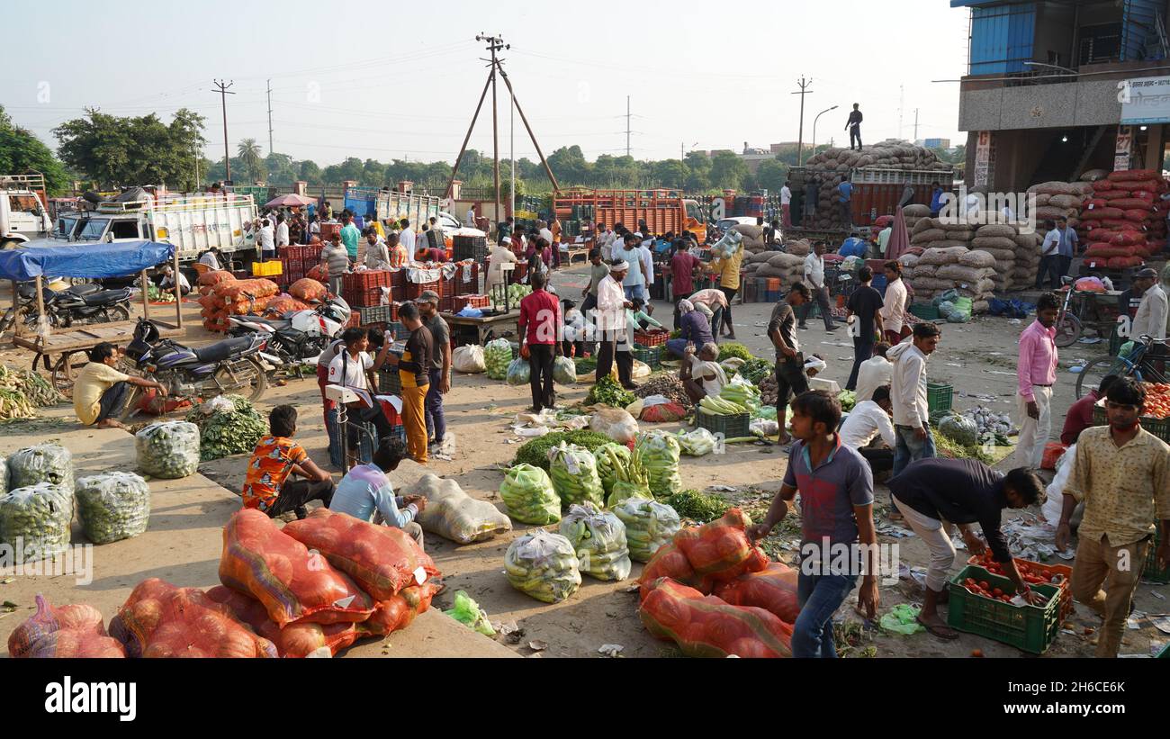 High-Resolution: Geschäftiger Gemüsemarkt in Indien #indien #indianmarket #indianbazaar #vegetablemarketindia #freshproduceindia #spicesindia #veg Stockfoto