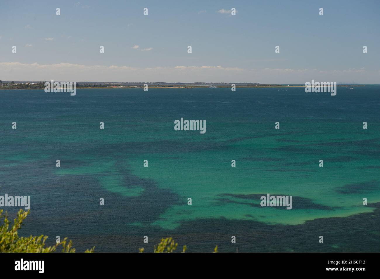 Ein Fernblick auf die Bellarine Peninsula über das grüne Wasser der Port Phillip Bay vom Point Nepean in Victoria, Australien. Stockfoto