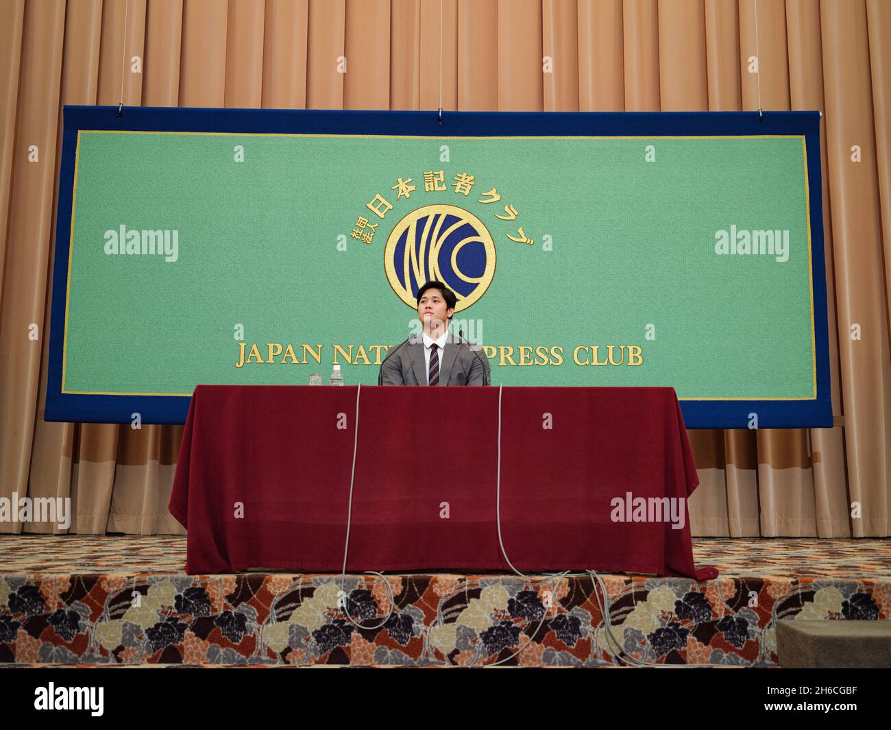 Tokio, Japan. November 2021. Der japanische Los Angeles Angels-Spieler Shohei Ohtani nimmt am 15. November 2021 an einer Pressekonferenz im Japan National Press Club in Tokio, Japan, Teil. (Foto von Nicolas Datiche/POOL/SOPA Images/Sipa USA) Quelle: SIPA USA/Alamy Live News Stockfoto