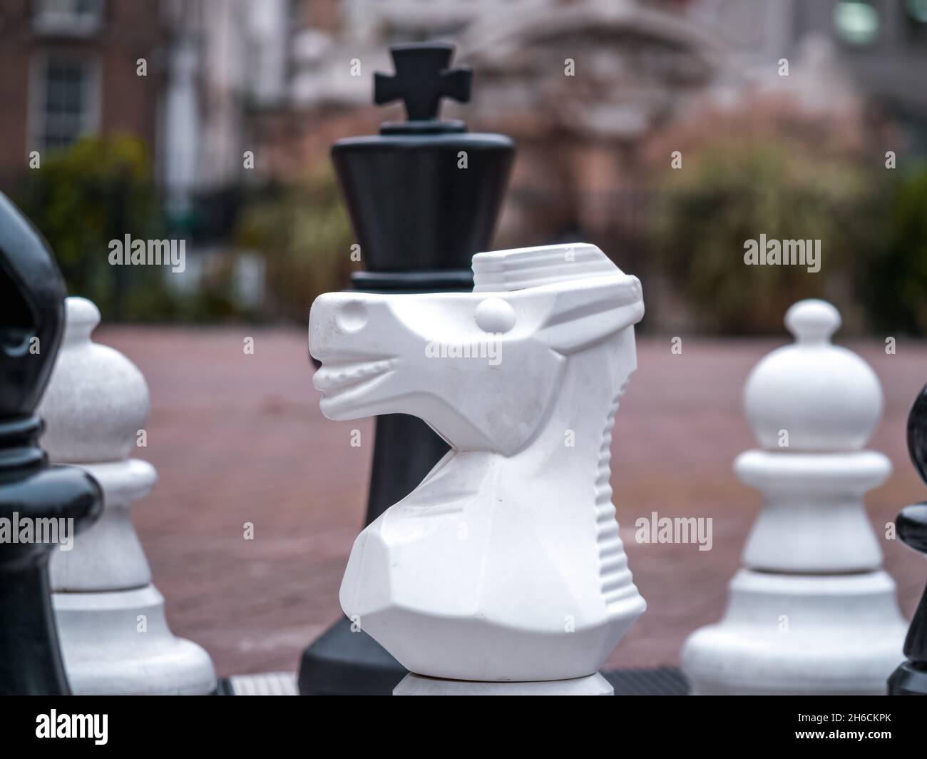 Gigantisches Brustset im Freien, Victoria Embankment Gardens, London Stockfoto