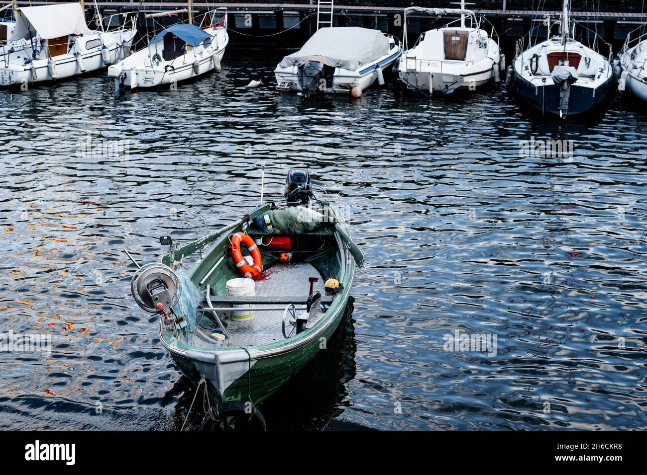 Das Motorboot ist am Pier am Comer See vertäut. Italien Stockfoto