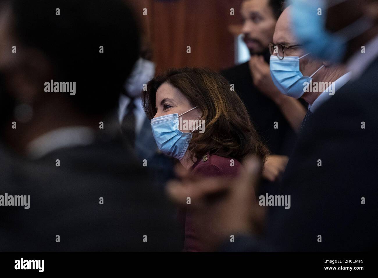 New York, New York, USA. November 2021. Die Gouverneurin Kathy Hochul besucht die Greater Allen A. M. E. (African Methodist Episcopal) Kathedrale. Die Gemeinde der Kirche hat mehr als 23,000 Mitglieder. Die Kathedrale befindet sich in einem der ärmsten Viertel der Stadt - Jamaika, Queens. (Bild: © Lev Radin/Pacific Press via ZUMA Press Wire) Stockfoto