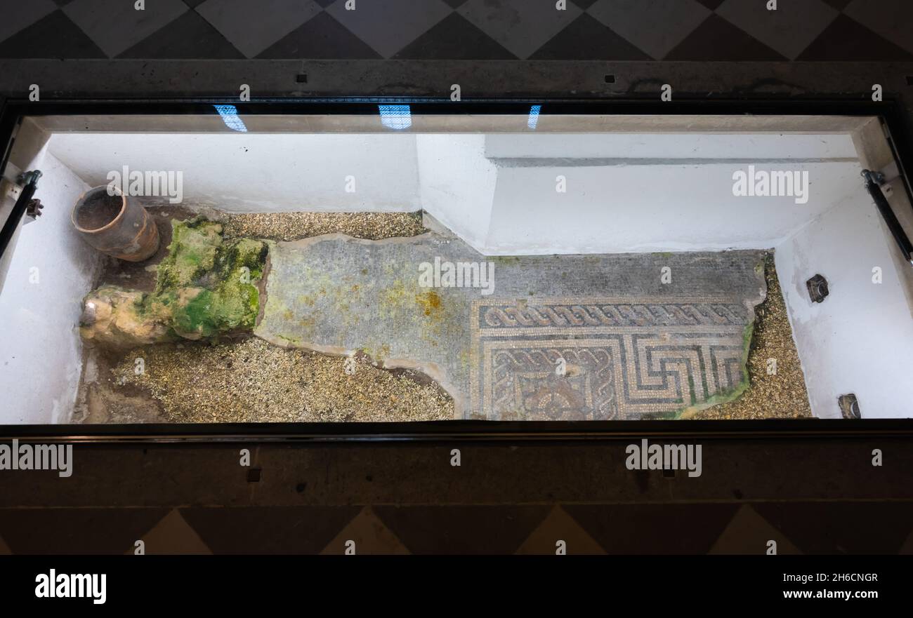 Römisch-mosaische Fliesenböden befinden sich noch im Südschiff der Chichester Cathedral, Chichester, Großbritannien. Mit Dank an den Dekan und das Kapitel der Chichester Kathedrale. Stockfoto