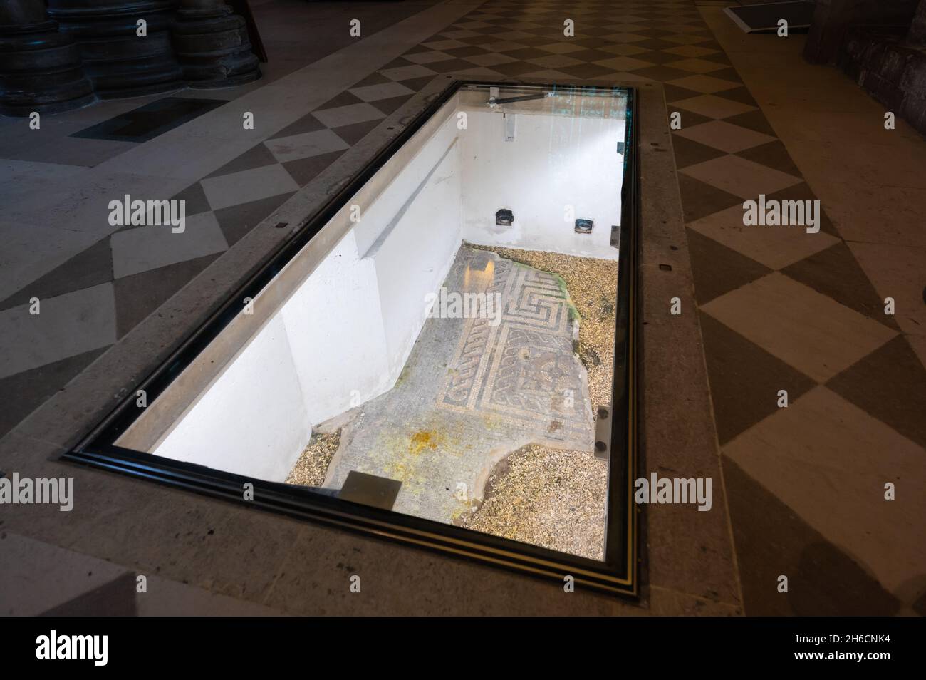 Römisch-mosaische Fliesenböden befinden sich noch im Südschiff der Chichester Cathedral, Chichester, Großbritannien. Mit Dank an den Dekan und das Kapitel der Chichester Kathedrale. Stockfoto