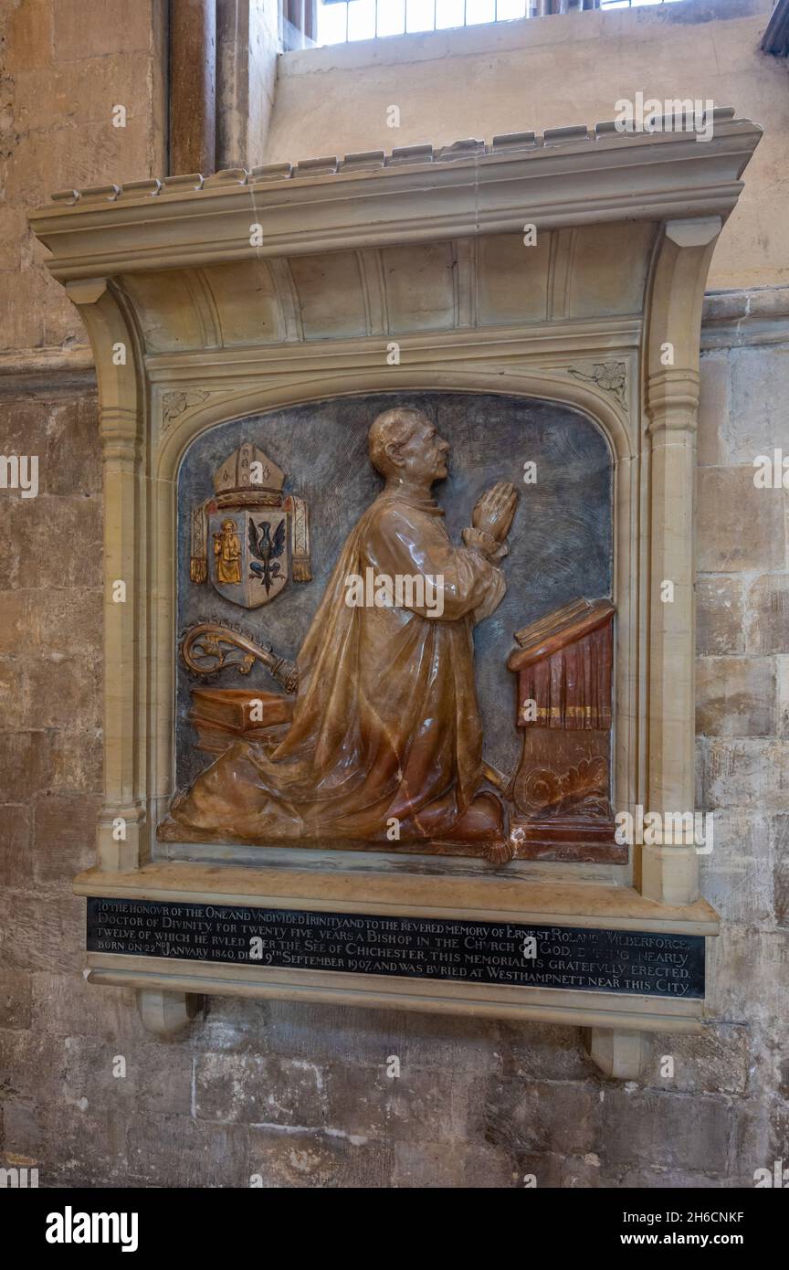 Denkmal für Ernest Roland Wilberforce in der Chichester Kathedrale in Chichester, Großbritannien. Mit Dank an den Dekan und das Kapitel der Chichester Kathedrale. Stockfoto