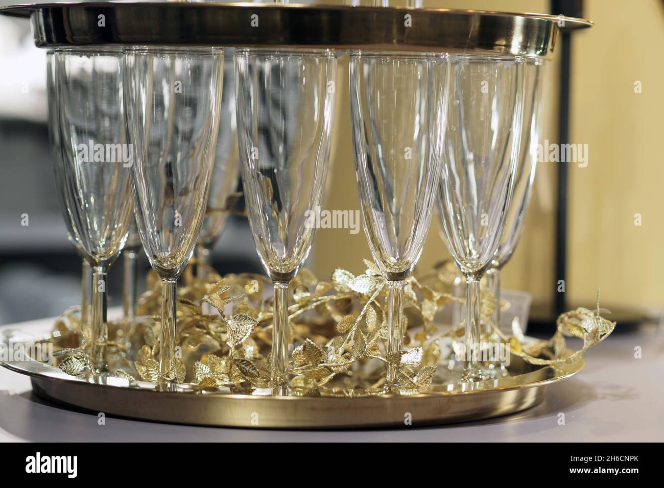 Auf einem Tablett befinden sich wunderschöne Glas-Champagner-Gläser Stockfoto