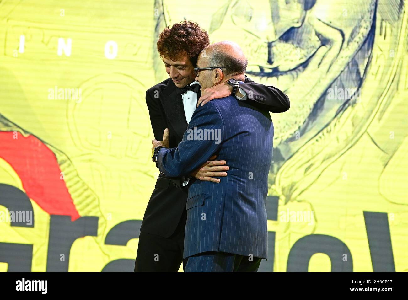 Valencia, Spanien. November 2021. FIM MotoGP ™ 2021 Preisverleihung nach dem Motul MotoGP Grand Prix der Valencianischen Gemeinschaft. Valencia, 14. November 2021 in Bild: Valentino Rossi zum MotoGP ernannt™ Legend Ceremonia de entrega de los premios FIM MotoGP™ Awards 2021 tras el Gran Premio Motul de MotoGP de la Comunidad Valenciana. Valencia 14 de Noviembre de 2021 POOL/ MotoGP.com/Cordon die Pressebilder sind nur für redaktionelle Zwecke bestimmt. Obligatorischer Kredit: © motogp.com Kredit: CORDON PRESS/Alamy Live News Stockfoto