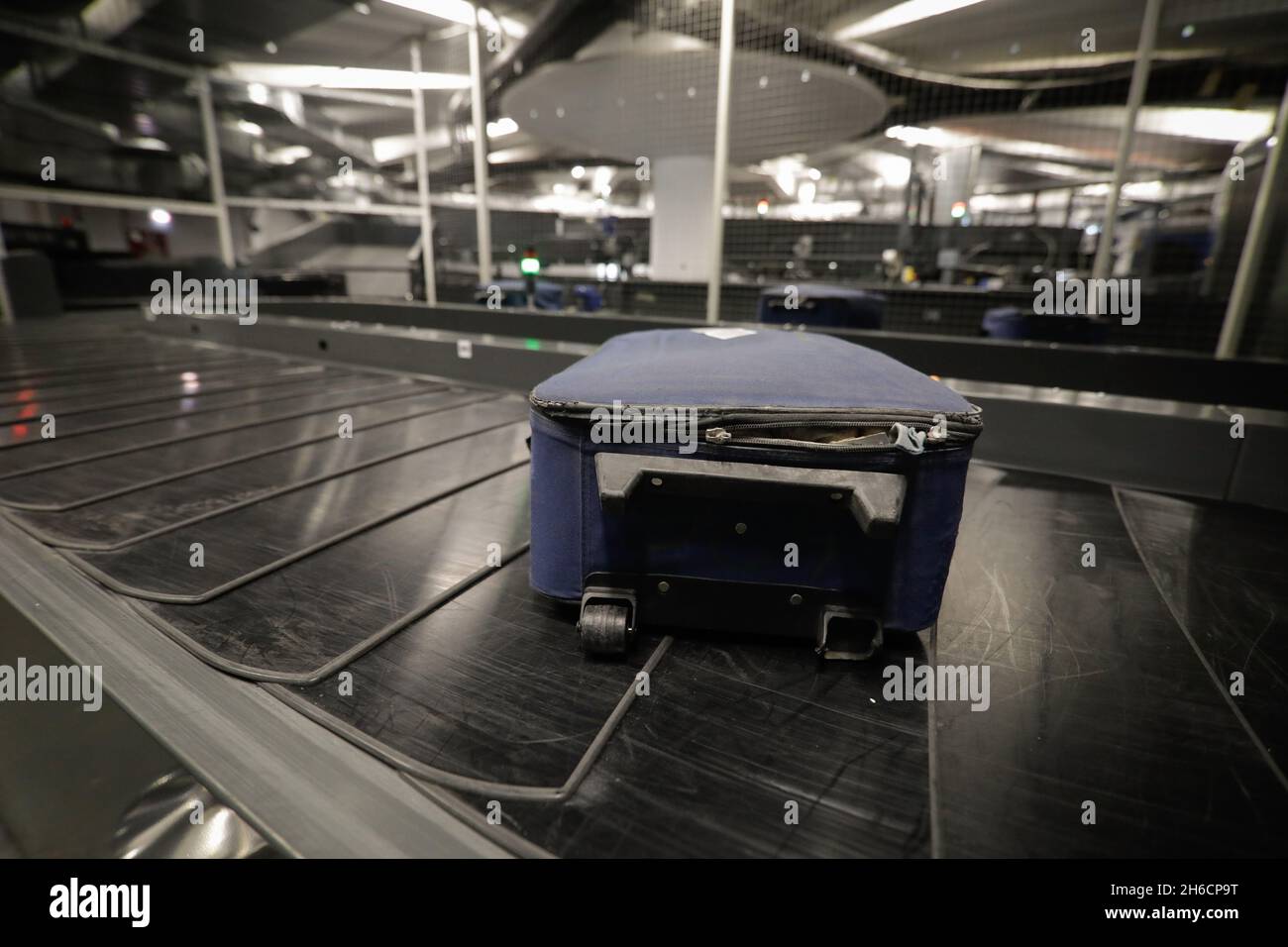 Gepäck auf einem Förderband in einem Gepäcksortiersystem an einem Flughafen. Stockfoto