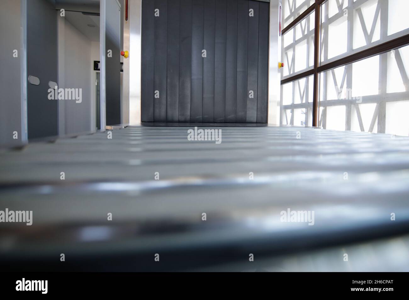 Bild mit geringer Schärfentiefe (selektiver Fokus) mit einem Röntgenscanner an einem Flughafen - Sicherheitskontrolle am Flughafen. Stockfoto