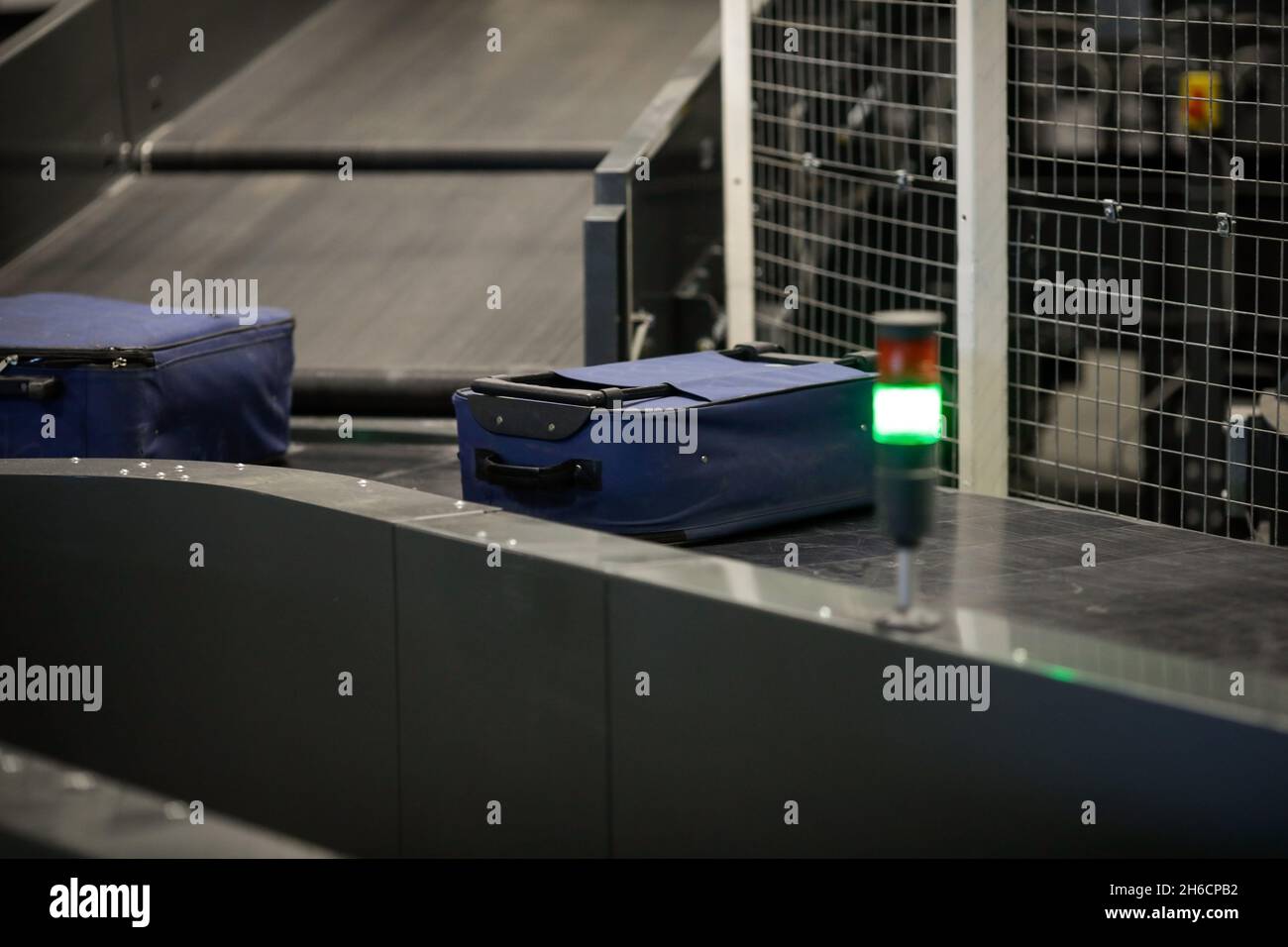 Gepäck auf einem Förderband in einem Gepäcksortiersystem an einem Flughafen. Stockfoto