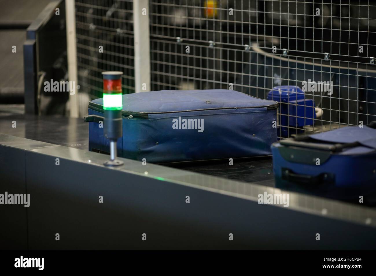 Gepäck auf einem Förderband in einem Gepäcksortiersystem an einem Flughafen. Stockfoto