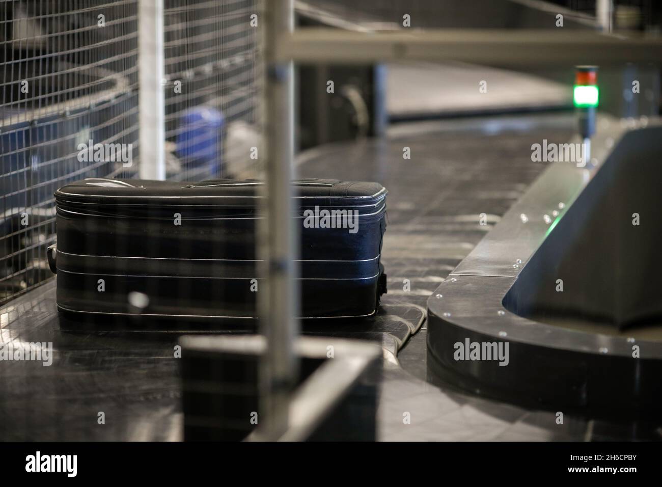 Gepäck auf einem Förderband in einem Gepäcksortiersystem an einem Flughafen. Stockfoto