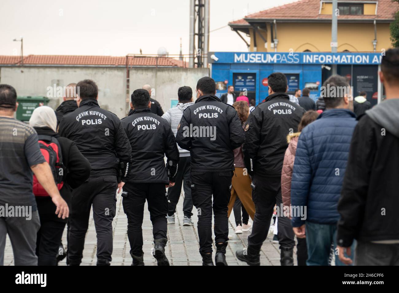 Die Istanbuler Polizei patrouilliert zwischen den Touristen im Gebiet Sultanahmet. November 2021, Türkei Stockfoto