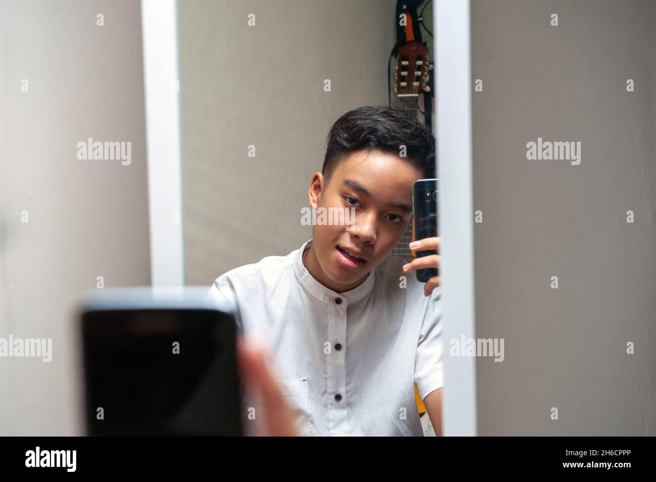 Selfie eines männlichen indonesischen Teenagers Stockfoto