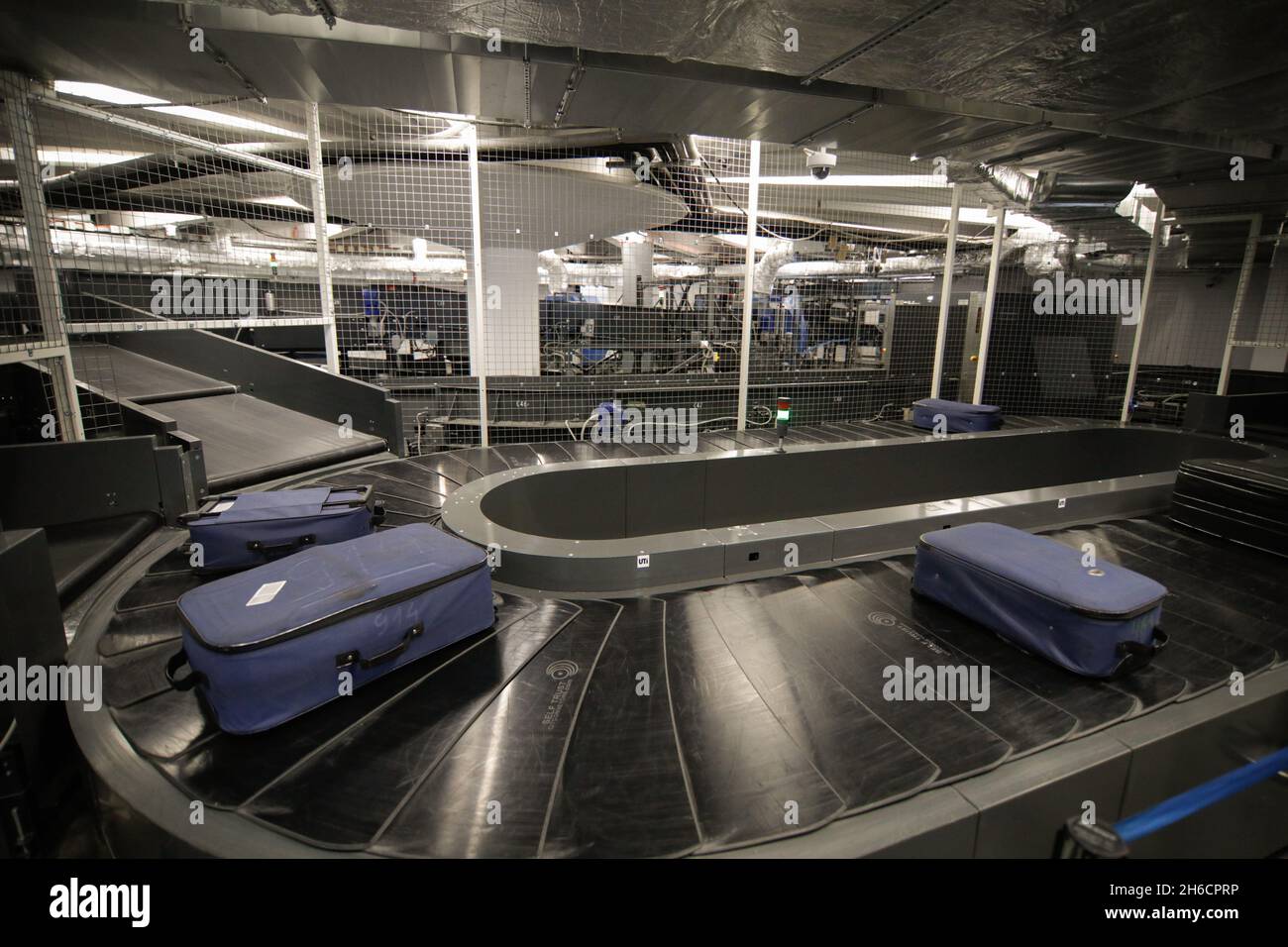 Bukarest, Rumänien - 11. November 2021: Gepäcksortiersystem in einem Flughafen in Bukarest wird der Presse vorgestellt. Stockfoto