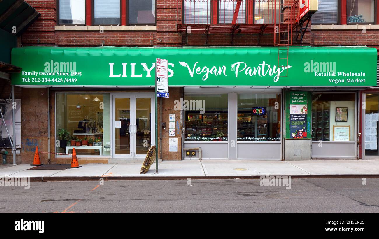 Lily's Vegan Pantry, 213 Hester St, New York, NYC Schaufenster Foto eines veganen Supermarkts in Manhattan Chinatown. Stockfoto