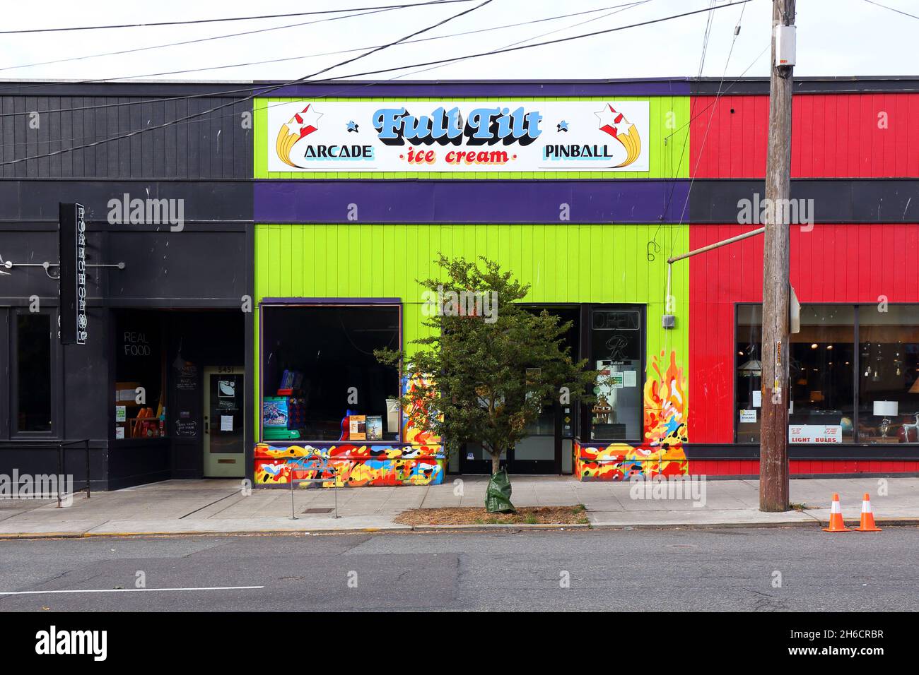 Full Tilt Ice Cream, 5453 Leary Ave NW, Seattle Schaufensterfoto eines Eisdielbudes und einer Flipper-Arkade im Ballard-Viertel. Washington Stockfoto