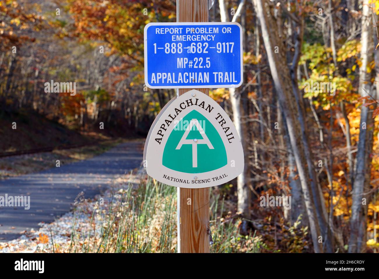 Der Appalachian Trail, Appalachian National Scenic Trail Beschilderung an einem Wanderpfad, der den Eingang zu einem öffentlichen Fernwanderweg mit mehreren Bundesstaaten markiert. Stockfoto
