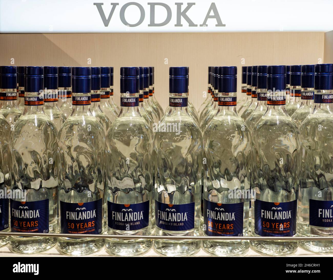 Finlandia Vodka im Regal des Duty Free Stores im internationalen Flughafen Boryspil zu sehen Stockfoto