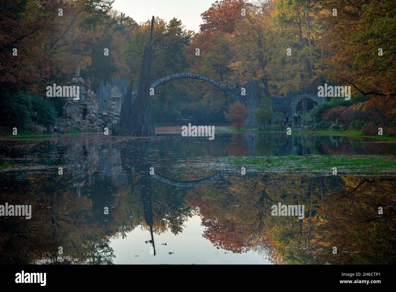Malerisches Herbstpanorama der Rakotz-Brücke Stockfoto