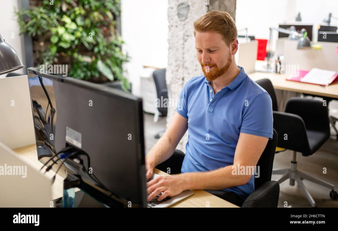 Startup-Unternehmen, Software-Entwickler Geschäftsleute, die am Computer im modernen Büro arbeiten Stockfoto