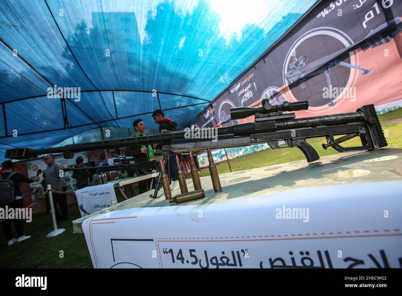Palästinenser besuchen am 14. November 2021 in Gaza-Stadt eine von den Al-Qassam Brigaden organisierte Ausstellung über selbstgemachte Kampfwaffen Stockfoto